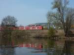 Eine RB nach Koblenz durchquert den Ort Winningen an der Mosel am 27.3.2012.