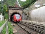 426 019-6 als RB 81 „Moseltal-Bahn“  (KBS 690) von Koblenz Hbf nach Trier Hbf beim Verlassen des Kaiser-Wilhelm-Tunnels (Sdportal) wird gleich im Bahnhof Ediger-Eller planmig halten.