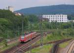 Überblick - Von der Josefsbrücke in Saarbrücken Malstatt hat man einen schönen Überblick auf die Nordwestausfahrt des Hauptbahnhof Saarbrücken. Viele Details kann man entdecken, Vieles kann man aber nur noch erahnen. Im Hintergrund erkennt man noch den alten Wasserturm des Bw Saarbrücken Hbf. Dort wo das weiße Gebäude steht erstreckten sich früher die Anlagen des Bahnbetriebswerkes. Im Hintergrund liegt der Schwarzenberg mit Aussichts- und Sendeturm (Media Broadcast). Ein 426er Doppel hat gerade den Hbf. Saarbrücken verlassen und wird über die Saarstrecke nach Dillingen fahren. 03.06.2014