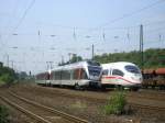 Zugbegegnung in der Ehrenfelder-Kurve,ICE 3 als ICE 519 von Dortmund Hbf. nach Mnchen Hbf.,ABELLIO Flirt als RE16 ,nach Iserlohn(ABR 99676)der zweite Teil nach Siegen ABR99646),
Zugteilung in Lethmate.(25.07.2008)