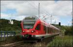 An der schmalsten Stelle der Insel Rgen zwischen Groem und Kleinem Jasmunder Bodden ist nur Platz fr eine Strae und eine Schiene. 427 003  Hansestadt Stralsund  verlt den Bf Lietzow auf Rgen in Richtung Stralsund.