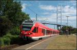 427 005 hlt am 26.06.08 am Bf Stralsund-Rgendamm. Im Hintergrund schn zu sehen die neue Straen-Strelasundbrcke auf die Insel Rgen.