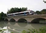 ET 131 der BLB berquert am Abend des 4.August 2010 den Grenzfluss Saalach.