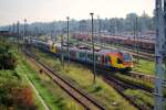 Der dreiteilige Flirt 427 041 und sein fnfteiliger Bruder 429 543 der Hessischen Landesbahn machen sich am 10.10.2010 mit Eisenbahnern besetzt in Elstal auf zur Probefahrt, whrend im Hintergrund die