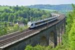 Alpha Trains Europa 428 118/618, vermietet an Keolis Deutschland (Eurobahn, ET 5.19)), als RB 89 (90015) Münster (Westf) Hbf - Warburg (Westf) auf dem Großen Viadukt Altenbeken (Bekeviadukt)