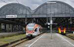 Nach kurzem Aufenthalt in Wiesbaden setzt der VIAS-Flirt 403 am 27.06.2023 seine Fahrt mit der RB 10 von Neuwied nach Frankfurt/Main Hbf.