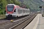 Der Vias Triebzug 401 verlsst gerade den Bahnhof Kaub am Rhein am Freitag den 21.9.2012 in Richtung Frankfurt.