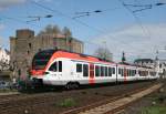 VIAS ET 411 als SE 25016 (Frankfurt [Main] Hbf–Neuwied) am 08.04.2014 vor der Brmserburg in Rdesheim (Rhein)