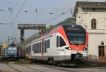 185 535 mit DGS 40147 (Crossrail, Gent–Mortara) und VIAS ET 409 als SE 25011 (Neuwied–Frankfurt [Main] Hbf) am 12.04.2014 in Rdesheim (Rhein), aufgenommen vom Leinpfad neben dem