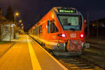 Langzeitbelichtung des RE 9 am Sassnitzer Bahnsteig.