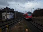 Flirt 429 026 verlt am 10.Mrz 2009 den Bahnhof Binz als RE 33242 Binz-Lietzow und passiert das Fahrdienstleiterstellwerk von Binz.