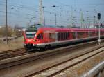 Flirt 429 028 verlt als RE 33314 Binz-Stralsund den Bahnhof von Bergen/Rgen.