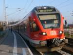 Da sich der Bahnsteig in Samtens in einer Kurve befindet,knnte man meinen das der 429 029,als RE 13028 Binz-Stralsund,trotz Schrglage,am 12.November 2011 jeden Moment aus den Schienen kippt.