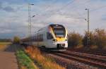 Zwischen Bttgen und Kleinenbroich kommt hier am 10.10.2011 der Eurobahntriebwagen ET 7.14 in rasanter Fahrt durch die Felder daher.