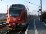Am 21.Dezember 2012 hielt 429 028,als RE 13024 Binz-Stralsund,am Bahnsteig in Samtens der sich in einem Bogen befindet.