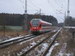 429 027 als RE 13027 Stralsund-Binz,am 07.Februar 2013,bei Teschenhagen.Im Hintergrund erkennt man den schlechten Zustand vom Streckengleis und nur eine Streckenhchstgeschwindigkeit von 90km/h