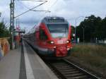 RE 13012 Sassnitz-Rostock,gefahren vom 429 026,hielt am 28.August 2013 am Stralsunder Haltepunkt Grnhufe.