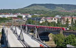 Im Schatten des Neubaus:  Auf der (alten) Neckarbrücke bei Stuttgart-Bad Cannstatt begegnen sich eine Hamster- und eine 430er-Doppeltraktion.