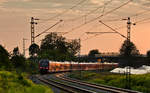 Bei einem schönen Abendrot fährt der Triebzug 440 706-0 aus München Hbf nach Passau Hbf in  Langenisarhofen vorbei.Bild vom 3.8.2017