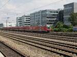 Zwei ET440 des Fugger-Expresses durchfahren am 10.07.2013 den Bahnhof München-Laim in Richtung München-Pasing.
Die Zugverkehre des Fugger-Express werden zum Fahrplanwechsel im Dezember 2022 von GoAhead-Bayern übernommen.