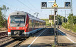 Nachschuss auf 440 042, der am 9.8.22 in Otting-Weiheim am „Fahrt“ zeigenden Rangiersignal vorbei nach Augsburg startete.