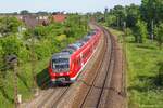 440 519 legte sich am 21.5.14 beim km 1,8 der Strecke nach Treuchtlingen in die Kurve. Die am rechten Bildrand sichtbare Ludwigs-Süd-Nordbahn wurde zuerst gebaut und zeigt deshalb den km 42,6 von Augsburg nach Nördlingen an.  