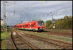 Der DB Elektrotriebzug 440821-7 verläßt hier den Bahnhof Laud und macht sich am 27.10.2023 um 13.58 Uhr auf den Weg nach Osterburken. Das Foto habe ich vom öffentlichen Parkplatz aus gemacht und über den Prellbock hinweg geschossen!