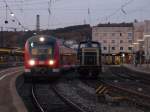 440 007-3 als RB 39141 nach Augsburg Hbf steht neben 365 143-7 zu abendlicher Stunde in Ulm Hbf.