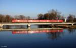 DB 440 als RE 4075 Passau - Mnchen, KBS 880 Nrnberg - Passau, fotografiert auf der Isarbrcke in Plattling am 16.01.2012 --> rechts im Hintergrund die Friedhosfkirche St. Jakob aus dem 12. Jahrhundert