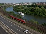 Am 07.07.2016 ist 440 307 als RB 58058 von Treuchtlingen nach Karlstadt (Main) unterwegs und begegnet unterhalb der Weinberge des Bürgerspitals in Würzburg dem Fahrgastschiff MS Barbarossa.