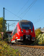   Sehr freundlicher Lokführer, der mich mit Licht-, Hand- und Signalzeichen begrüßt, als er am 21.10.2018  bei der Ausfahrt vom Betzdorf (Sieg) mit dem RE 9 rsx - Rhein-Sieg-Express