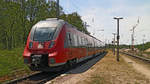 442 831 durchfährt hier den Haltepunkt Meinsdorf auf dem Weg nach Wünstdorf-Waldstadt von Dessau kommend.