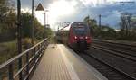 Baureihe 442-629 fährt in den Bahnhof Saarmund ein.