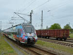 Der Triebzug 442 854 ist hier bei der Ankunft am Hauptbahnhof in Neustrelitz zu sehen.