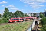 Aus Richtung Pankow fährt  442 326 über Bornholmer Straße auf den Innenring in Richtung Ostbahnhof.