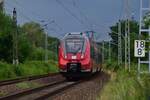 442 124 fährt durch Blankenfelde in Richtung Schönefeld Flughafen.