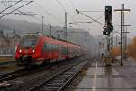 442 255 / 755 und 442 255 / 758 (Zwei gekuppelte 4-teilige Talent 2) fahren als RE 9 - Rhein Sieg Express (RSX) Aachen - Kln - Siegen, am 18.11.2012 (bei Nieselregen) in den Bahnhof Betzdorf/Sieg