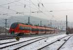 Bei leichtem Schneefall - 442 262 und 442 254 (Zwei gekuppelte 4-teilige Talent 2) fahren am 24.02.2013 als RE 9 (rsx - Rhein-Sieg-Express) Siegen - Kln - Aachen vom Bf.