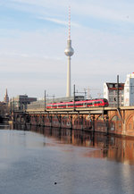 Unbekannter Zug der BR 442 auf dem Weg zum nächsten Halt - Berlin Ostbahnhof.
Hier in Höhe des S-Bahnhofes Jannowitzbrücke.

Im Hintergrund die Silhouette des Berliner Alexanderplatzes. 

Berlin, der 29.01. 2017