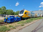 Am 06.07.2021 wurde der ODEG-KISS-Triebzug ET 445.113 bei der Stadler Service GmbH in Berlin-Reinickendorf auf dem öffentlich zugänglichen Industriegelände angeliefert. Der Zug besteht aus folgenden Wagen: Wagen 94 80 0445 113-4 D-ODEG, Wagen 94 80 0445 613-3 D-ODEG, Wagen 94 80 0446 113-3 D-ODEG und Wagen 94 80 0446 613-2 D-ODEG. Auf dem Foto schiebt das Zagron XL Rangiergerät den Triebzug in die Werkhalle.