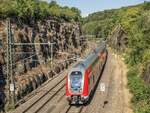 445 081 fuhr am 9.8.22 wegen einer Baustelle auf dem linken Gleis durch den Einschnitt zwischen dem Ort und dem ehemaligen Bahnhof Möhren.