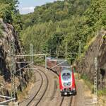 445 081 fuhr am 9.8.22 wegen einer Baustelle auf dem linken Gleis durch den Einschnitt bei km 29.