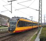 Triebwagen 975 der AVG ist bei der Anfahrt an den Bahnsteig in Mosbach  Baden am Mittag des 17.4.2023