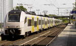 Dreifachtraktion aus Desiro ML (460 003, 015 und 011) der Transdev Mittelrheinbahn in Bornheim-Sechtem am 13.5.22