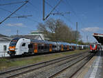 462 028 war Ende April 2021 als RE4 nach Aachen Hbf auf dem Ferngleis zu sehen, während 1440 321 am Bahnsteig in Wuppertal-Unterbarmen gehalten hat.