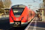 1440 818-1 am Ende eines S8/S5 Zuges steht in Kleinenbroich am Bahnsteig Gleis 1 auf ihrem Weg nach Dortmund.