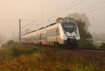 Am Morgen des nebligen 28.09.17 fuhr 1442 304 als RE von Leipzig nach Magdeburg. Hier rollt der Hamster durch Jeßnitz Richtung Dessau.