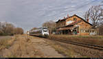 1442 303 (Bombardier Talent 2) passiert das alte Bahnhofsgebäude von Raguhn.