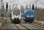 Westlich des Hp Halle Rosengarten begegnet 1442 706 (Bombardier Talent 2) der verkabelten 223 052-2 (253 015-8 | Siemens ER20), die aufgrund des Gleiswechsels am Hp Halle-Silberhöhe warten