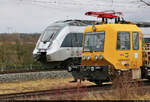 VDE 8 Komplexmaßnahme Halle Rosengarten–Angersdorf  ▶ Standort: Angersdorf, Auenweg    Bauen unter Zugbetrieb:  1442 702 (Bombardier Talent 2) verschwindet hinter Gleisarbeitsfahrzeug